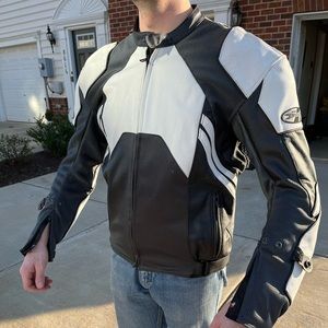 Joe Rocket Leather Motorcycle Jacket, Men’s Large. With pads and back protector